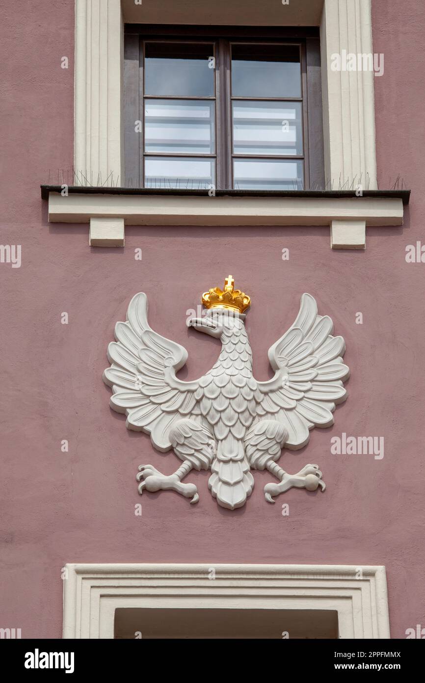 Relief de l'aigle blanc dans une couronne d'or sur la façade de l'hôtel de ville du 16e siècle, Zamosc, Pologne Banque D'Images