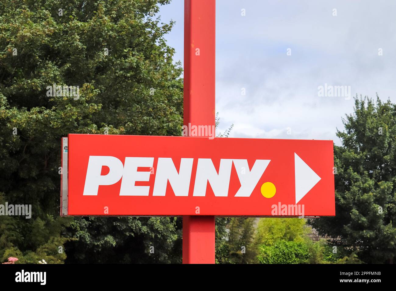 Nortorf, Allemagne - 07. Juillet 2022 : logo rouge de la grande entreprise de supermarché Penny. Banque D'Images