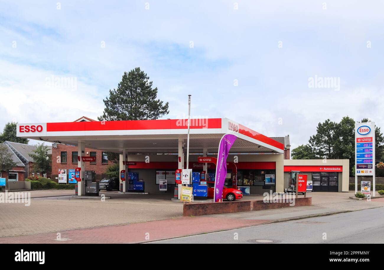 Kiel, Allemagne - 07. Juillet 2022 : une station-service Esso par une journée ensoleillée. Banque D'Images