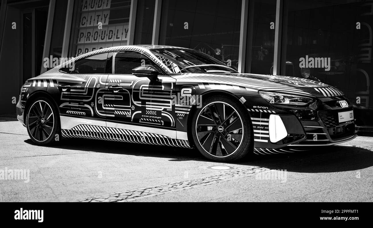 BERLIN - 18 JUIN 2022 : voiture exécutive électrique à batterie Audi RS e-tron GT (prototype). Noir et blanc. Classic Days Berlin. Banque D'Images