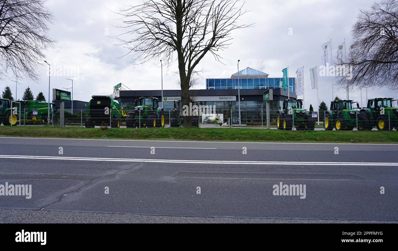 Les puissants tracteurs du magasin John Deer à Wroclaw, en Pologne Banque D'Images