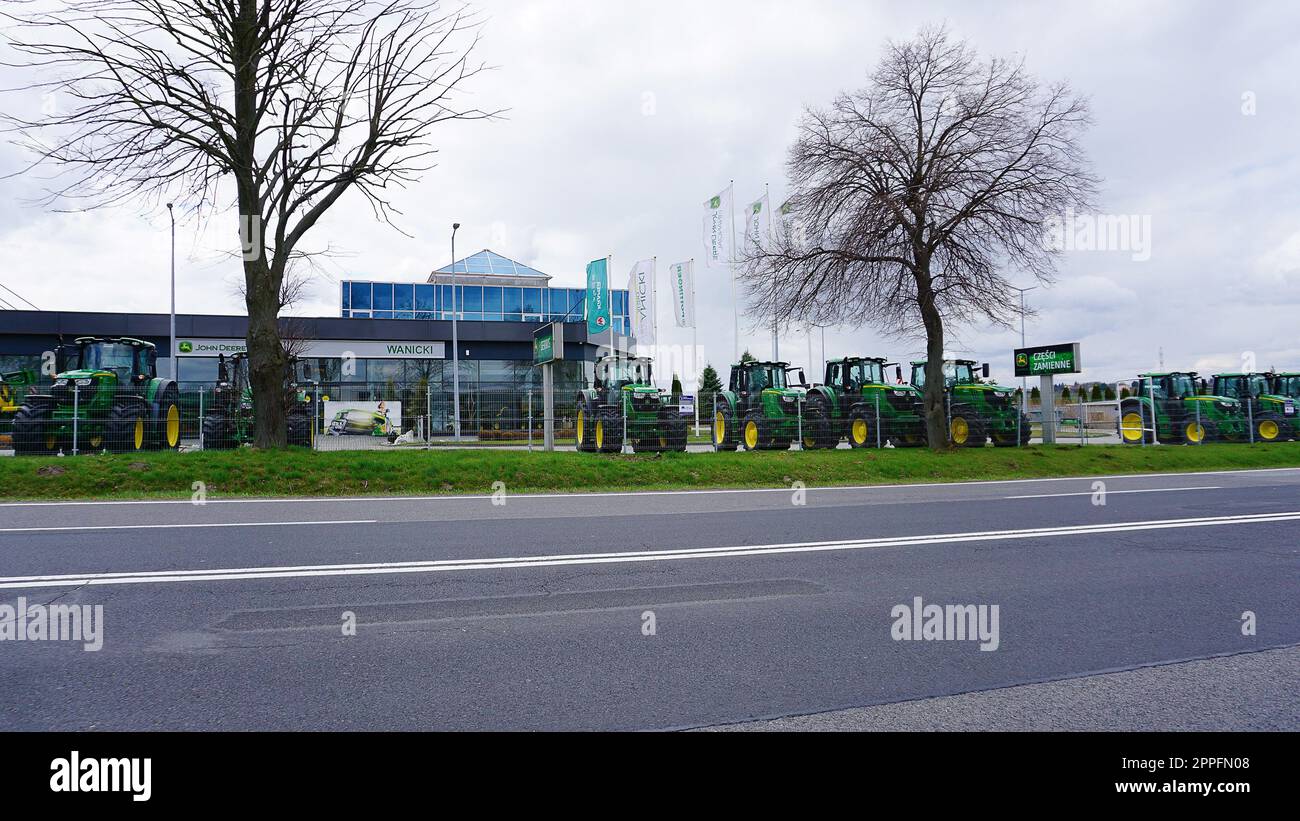 Les puissants tracteurs du magasin John Deer à Wroclaw, en Pologne Banque D'Images