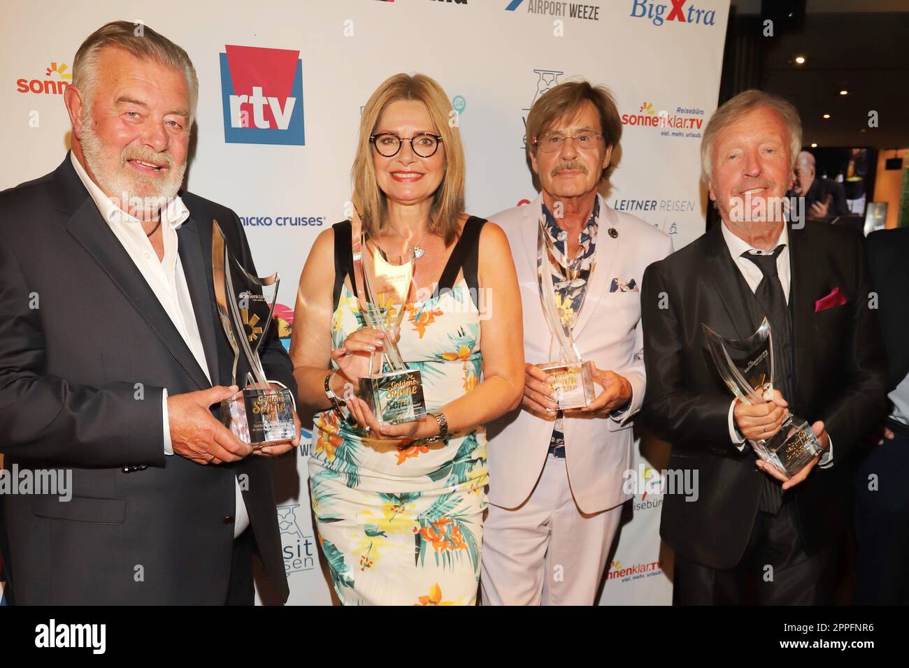 Harry Wijnvoord,Maren Gilzer,JÃ¶rg Draeger,Werner Schulze-Erdel,Winner Game,Goldene sonne Spezial - 40 Jahre Privatfernsehen,GOP Variete Theater,RottstraÃŸe,Essen,02.07.2022 Banque D'Images