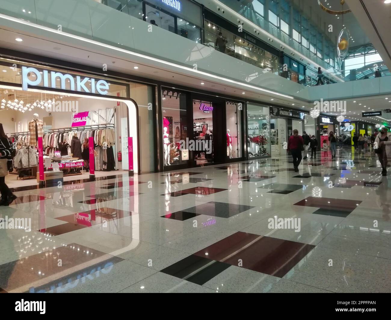 Centre commercial sierra nevada, grenade espagne-décembre 22 2021 : les gens se promènent devant les soldes d'hiver dans la chaîne de magasins Pimkie de la famille française Mlliez. Banque D'Images