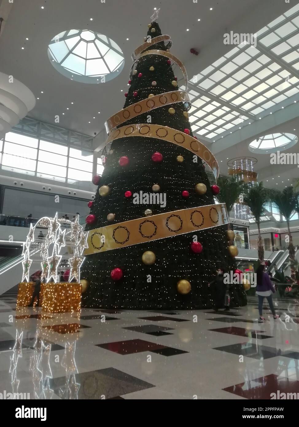 centre commercial de la sierra nevada, grenade espagne - décembre 22 2021 : gigantesque arbre de noël à l'entrée du centre commercial Banque D'Images