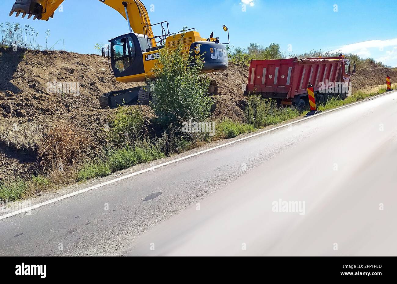 Bucarest, Roumanie - 12 septembre 2022 : chargement de gravier JSB sur la construction d'un barrage de protection Banque D'Images