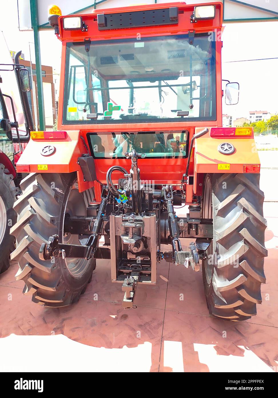 Chorlu, Turquie - 13 septembre 2022 : tracteur turc Tumosan dans un parking Banque D'Images