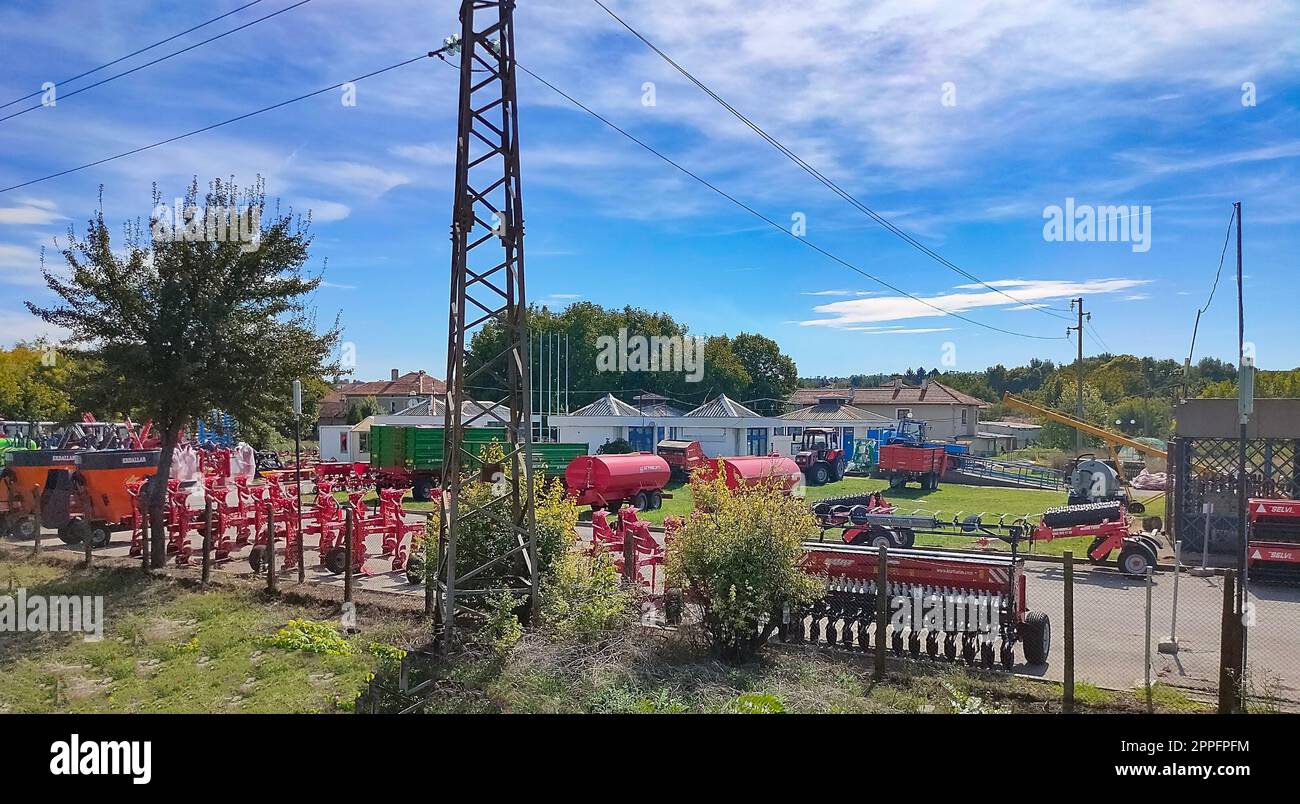 Nessebar, Bulgarie - 25 septembre 2022 : équipement pour l'agriculture, machines présentées à un magasin agricole en Bulgarie. Banque D'Images