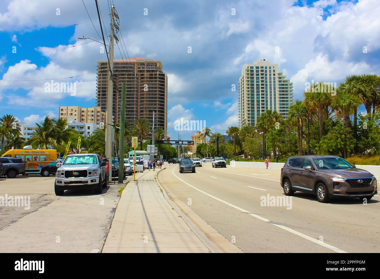 Bâtiments de fort Lauderdale avec la route au premier plan. Banque D'Images