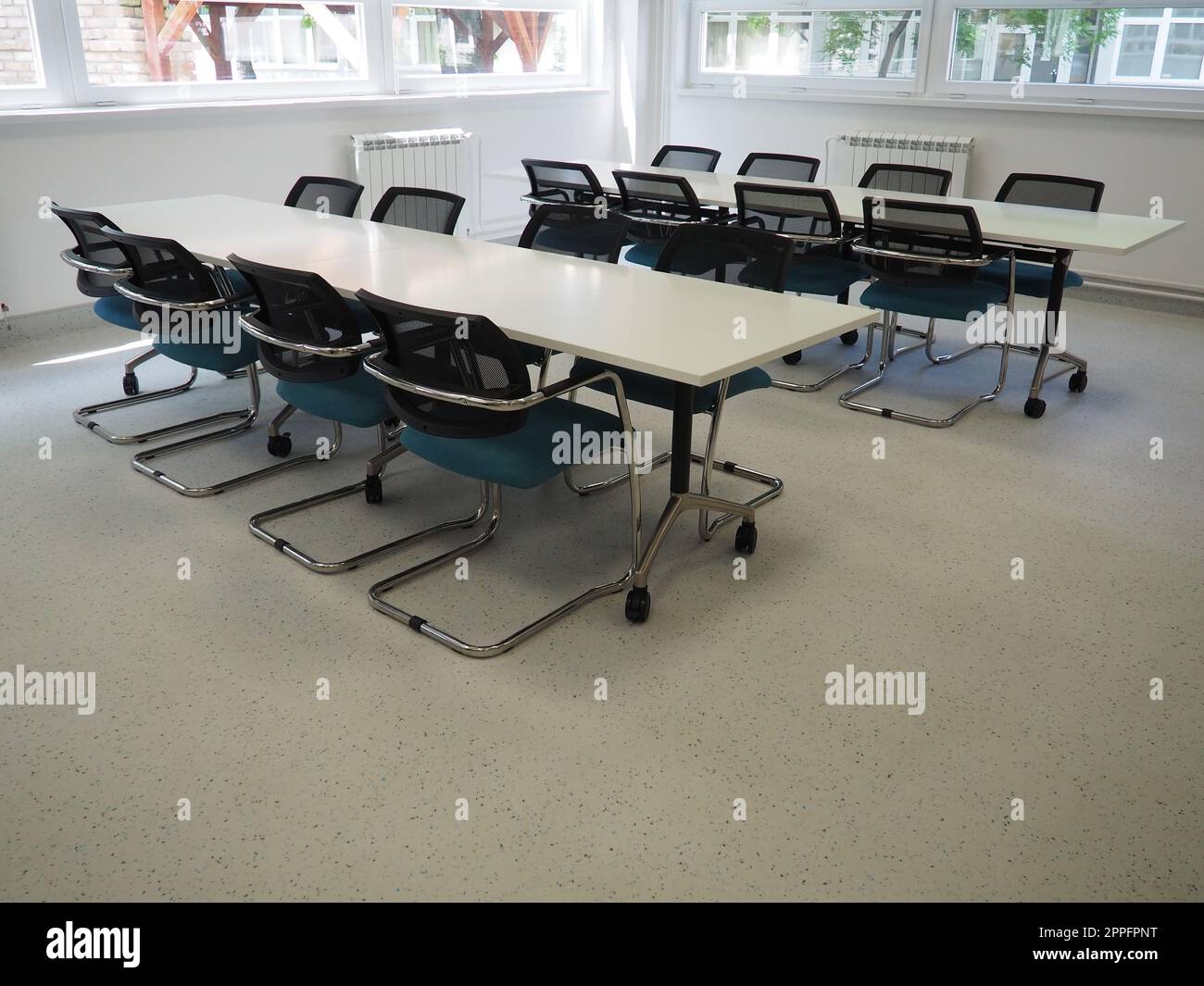table et chaises dans la salle de réunion dans le bureau, dans la salle de classe ou dans la salle de bibliothèque. Peintures blanches, noires et grises à l'intérieur. Stores noirs pour obscurcir la pièce. Design intérieur moderne Banque D'Images
