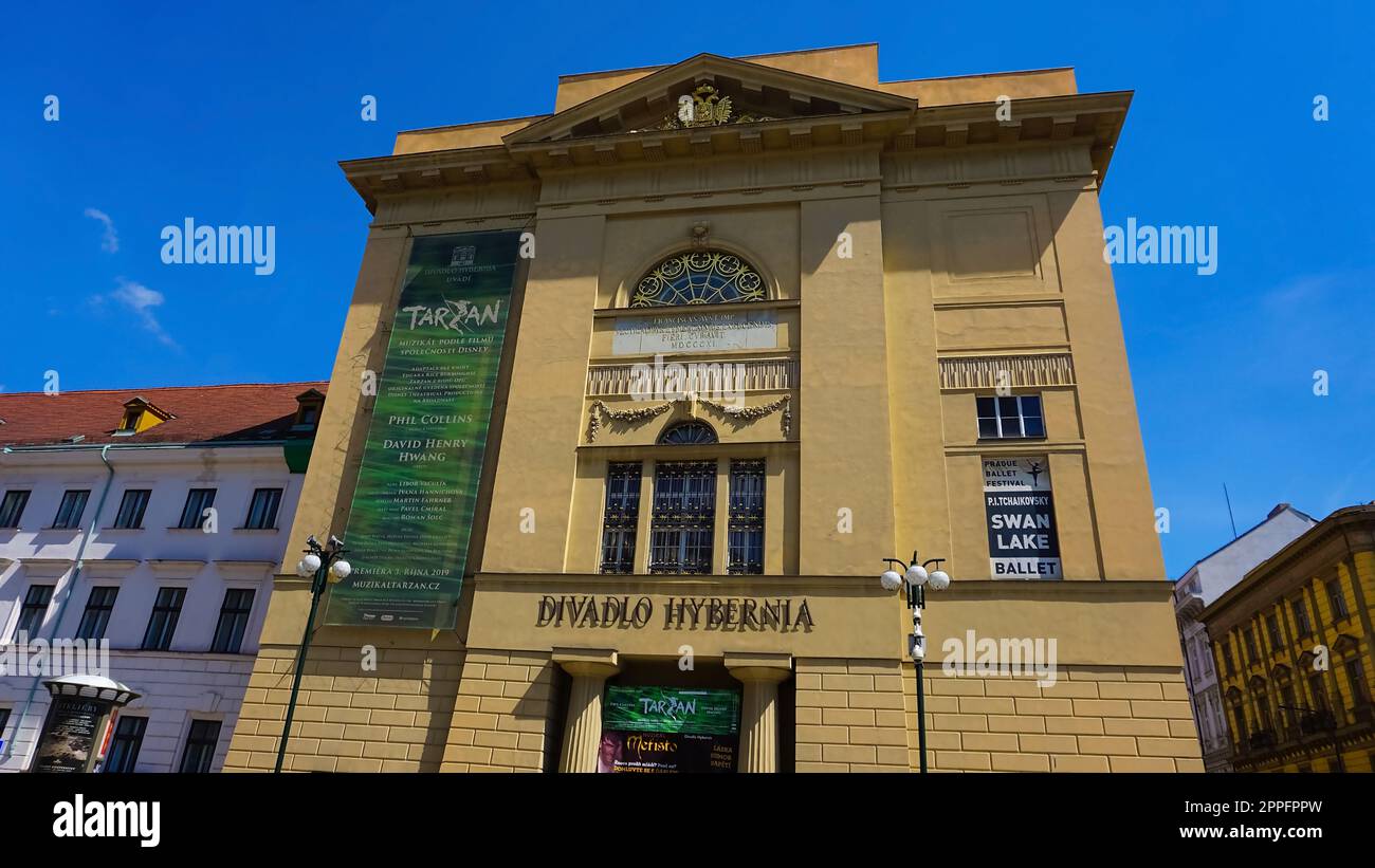 Prague, République tchèque - 11 mai 2022 : le théâtre Hybernia de Prague est spécialisé dans les productions de ballet. Les spectacles incluent Swan Lake, Romeo et Juliette, et autour de Christmastime, The Nutcracker. Banque D'Images