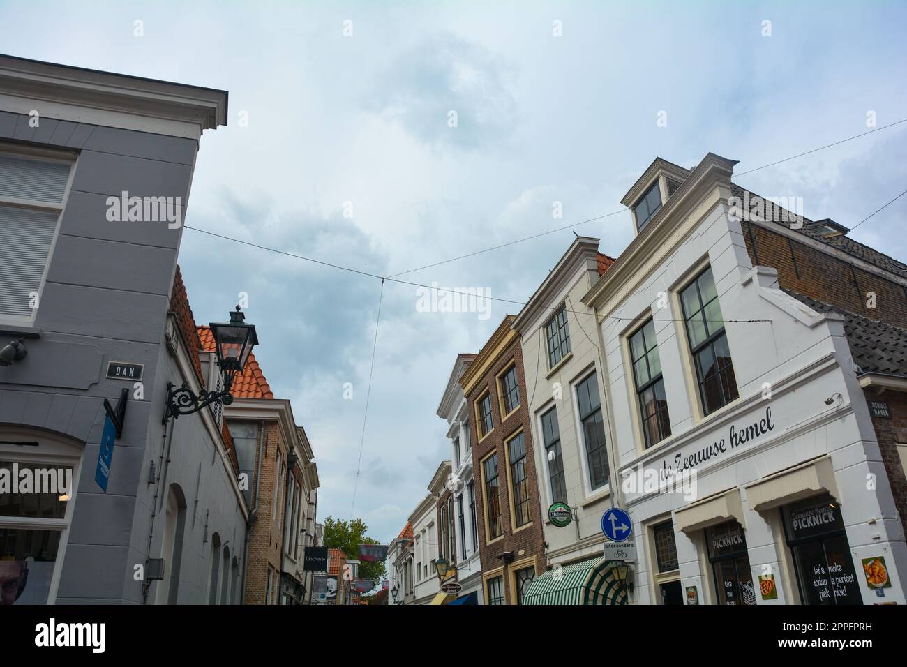 Centre-ville Zierikzee, pays-Bas 27 août 2020 - rue dans la vieille ville Banque D'Images