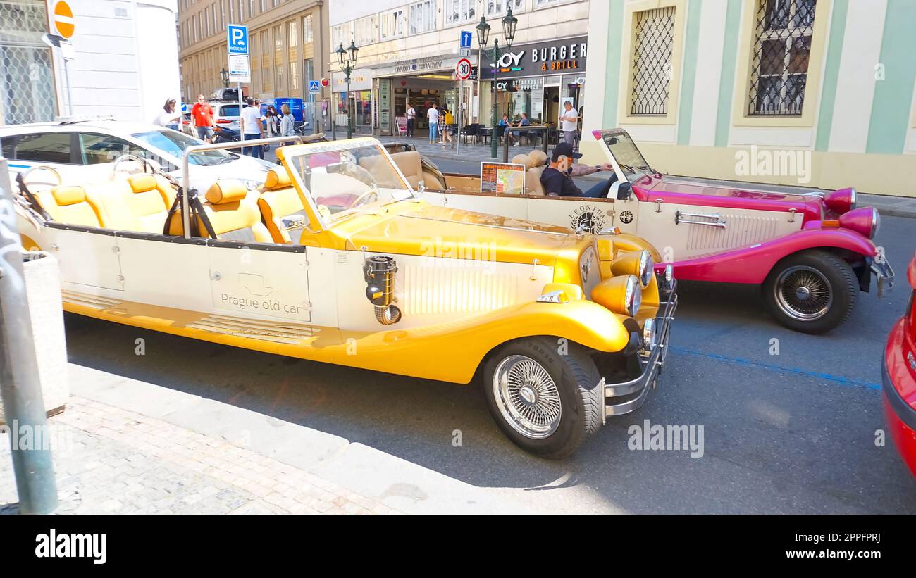 Une vieille voiture rouge dans les rues de Prague. Banque D'Images