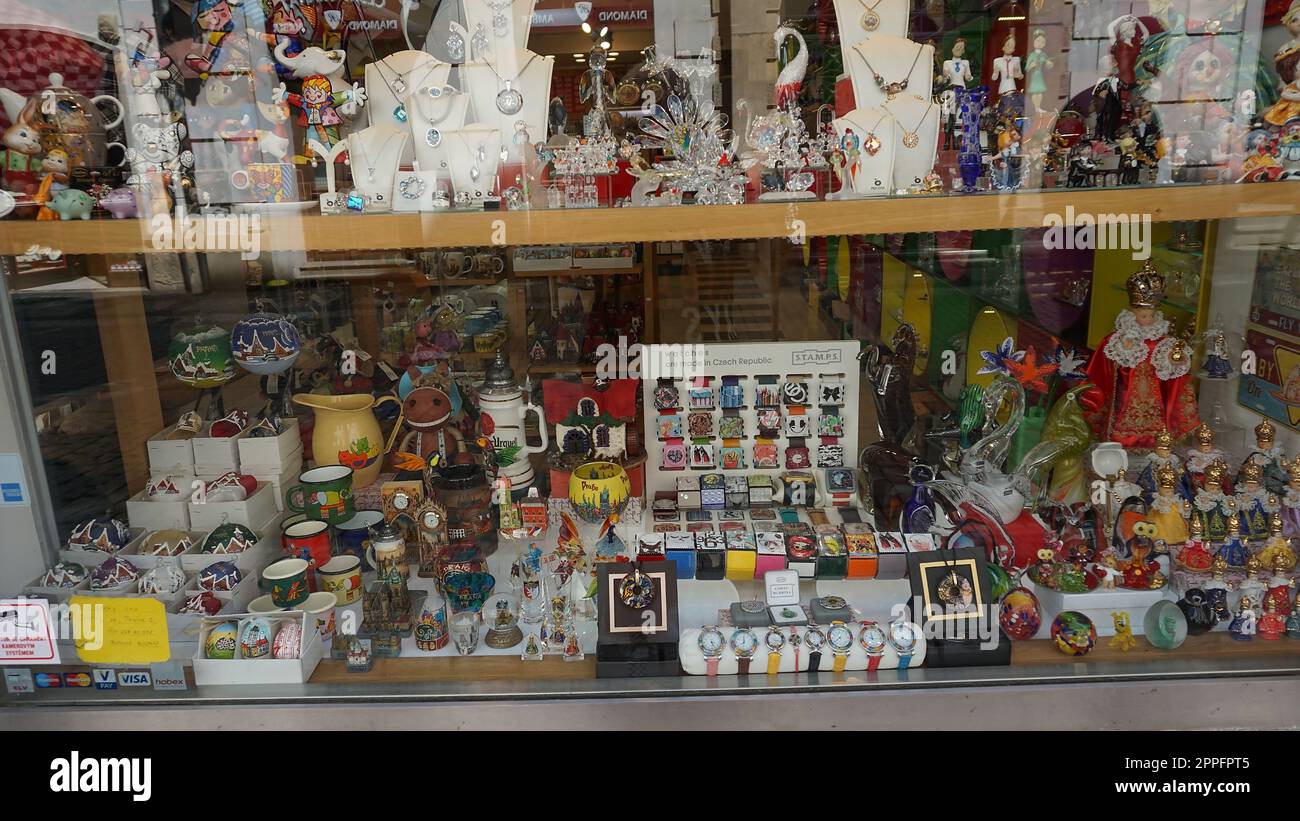 Prague, République tchèque - 11 mai 2022 : les produits d'art à la boutique de souvenirs de Prague, République tchèque Banque D'Images