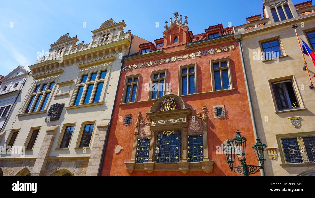 Prague, République tchèque - 11 mai 2022 : la façade de la vieille maison et de l'architecture ancienne dans la vieille ville de Prague, République tchèque Banque D'Images