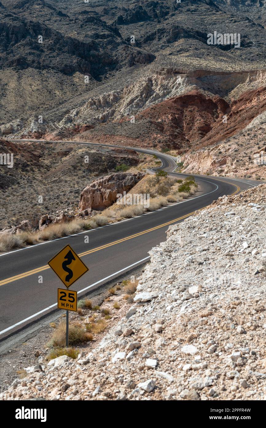 Panneau de signalisation routière indiquant que la prochaine 6,5 kilomètres vient de la route sinueuse Banque D'Images