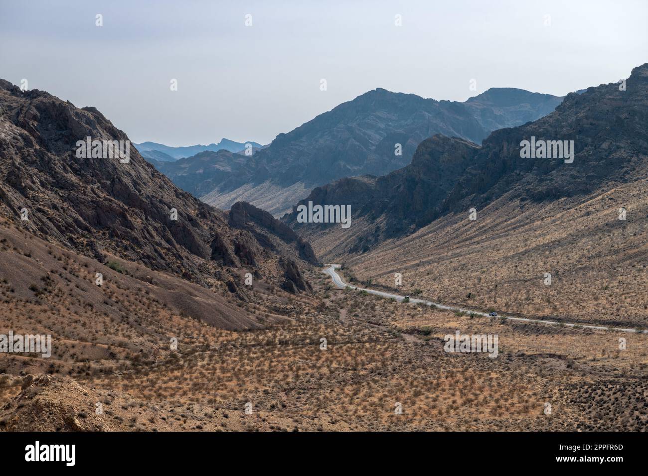 Route principale entrant dans les montagnes de la Vallée de feu, NV Banque D'Images