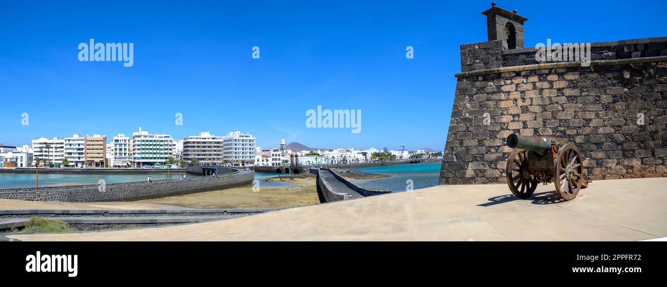 Vue sur le canon de Castillo de San Gabriel avec la ville d'Arrecife en arrière-plan. Banque D'Images