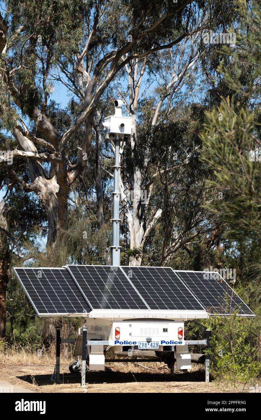 Remorque de police avec panneaux solaires dépliés qui alimente les caméras de surveillance sur le dessus du mât. Énergie mobile durable Banque D'Images