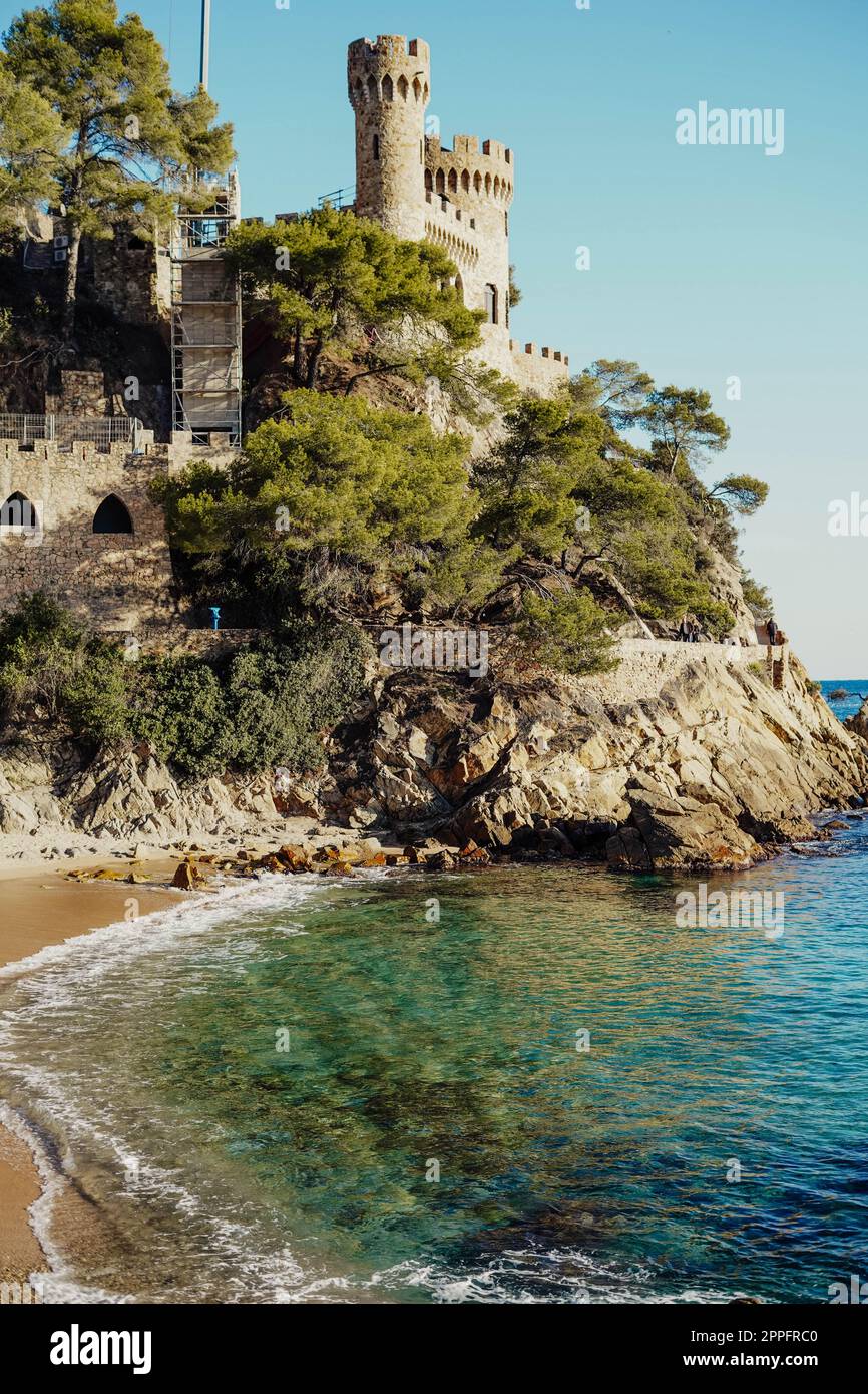Paysage de la côte méditerranéenne de l'Europe du Sud avec un château Banque D'Images