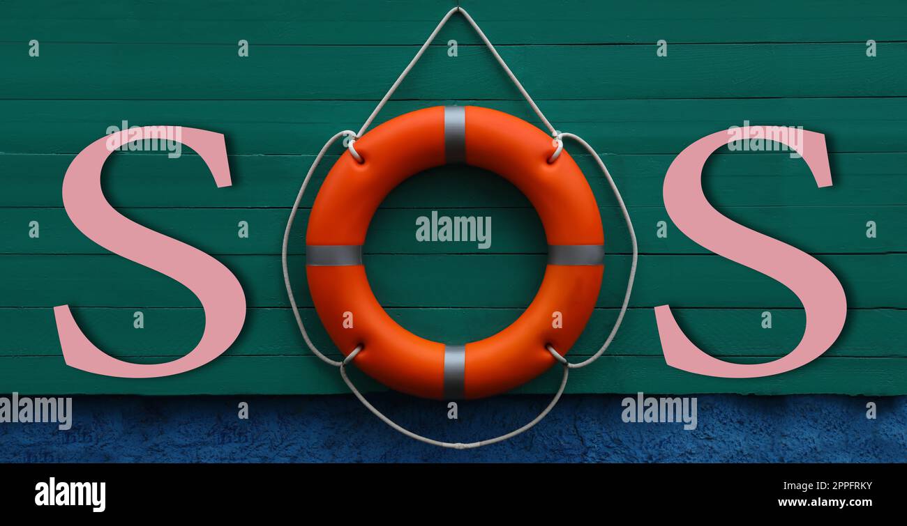 Message SOS fait de bouée de sauvetage et de lettres roses sur panneau vert en bois. Bannière Banque D'Images