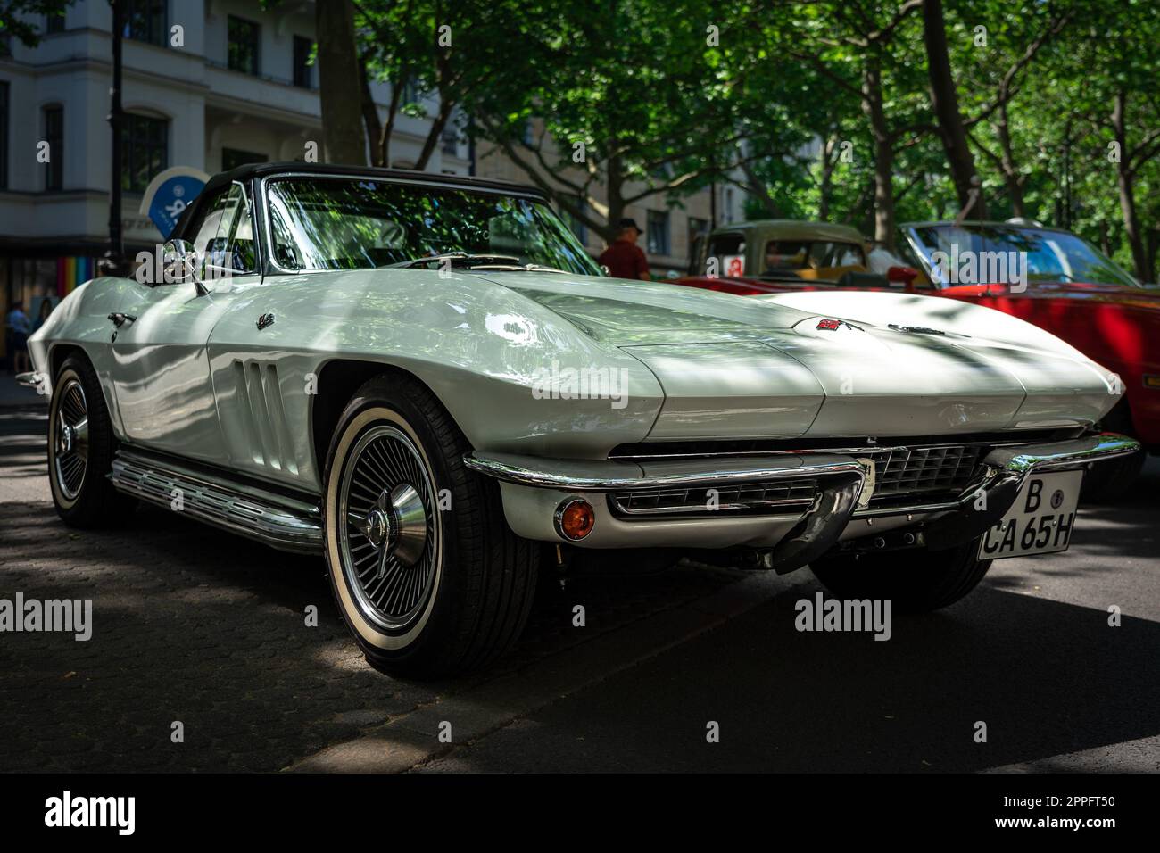 BERLIN, le 18 JUIN 2022 : voiture sport Chevrolet Corvette Sting Ray Cabriolet (C2), 1965. Classic Days Berlin. Banque D'Images