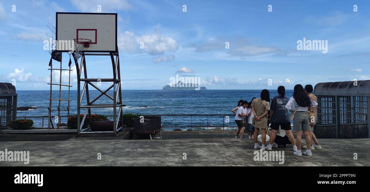 Terrain de basket-ball Daxi Da'an Temple en front de mer ! Assis sur la vue magnifique sur la mer de l'île de Guishan, Yilan County, Taiwan Banque D'Images
