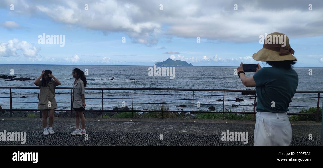 Terrain de basket-ball Daxi Da'an Temple en front de mer ! Assis sur la vue magnifique sur la mer de l'île de Guishan, Yilan County, Taiwan Banque D'Images