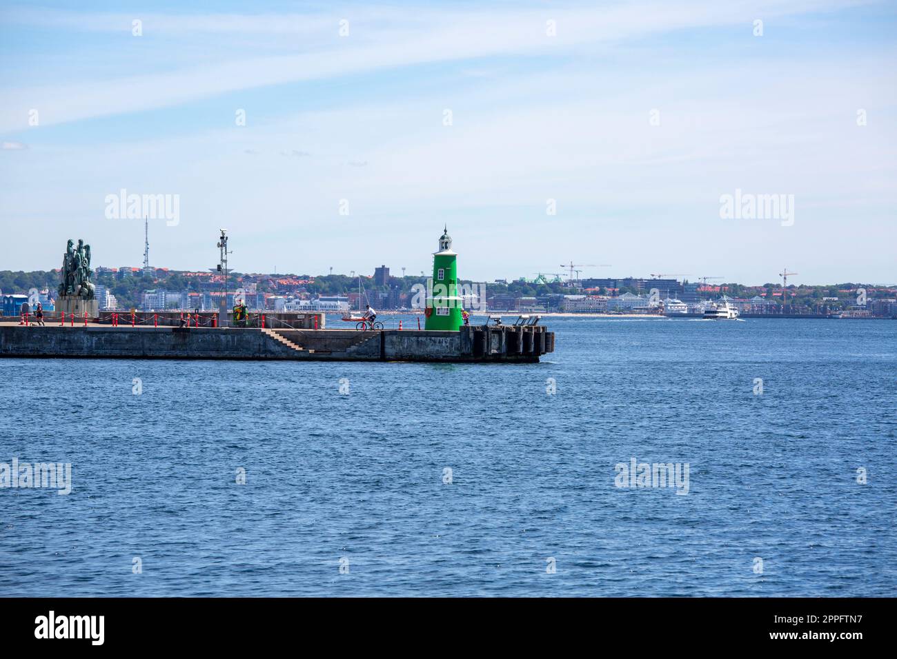 Phare vert sur le brise-lames en face du bassin du port, poste d'amarrage pour les navires, Helsingor, Danemark Banque D'Images