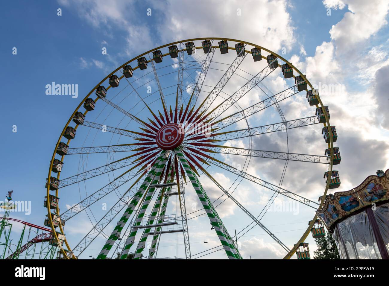 DÃ¼sseldorf, NRW, Allemagne - 07 14 2022 : Grande grande grande grande roue avec logo Fortuna 95 comme promenade amusante sur le parc d'attractions DÃ¼sseldorfer Rheinkirmes comme grande foire paroissiale et kermis Allemagne pour les fans de F95 Banque D'Images