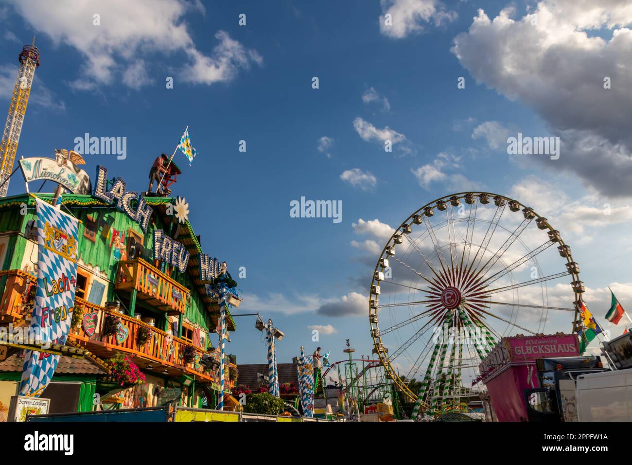 DÃ¼sseldorf, NRW, Allemagne - 07 14 2022 : Grande grande grande grande roue avec logo Fortuna 95 comme promenade amusante sur le parc d'attractions DÃ¼sseldorfer Rheinkirmes comme grande foire paroissiale et kermis Allemagne pour les fans de F95 Banque D'Images