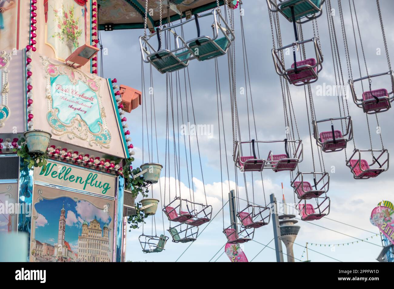 DÃ¼sseldorf, NRW, Allemagne - 07 14 2022 : Chairoplane et carrousel à chaîne en attente des invités sur le parc d'attractions Dusseldorfer Rheinkirmes comme grande foire paroissiale et kermis en Allemagne pour le plaisir et le tourbillon Banque D'Images