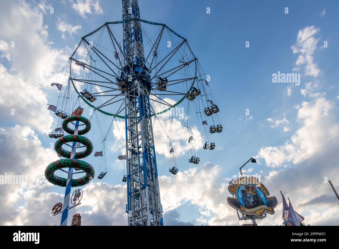 DÃ¼sseldorf, NRW, Allemagne - 07 14 2022 : Tour de chute libre Bayern Tower attendant les invités sur le parc d'attractions Dusseldorfer Rheinkirmes comme grande foire paroissiale et kermis en Allemagne pour un coup de pied d'adrénaline amusant Banque D'Images