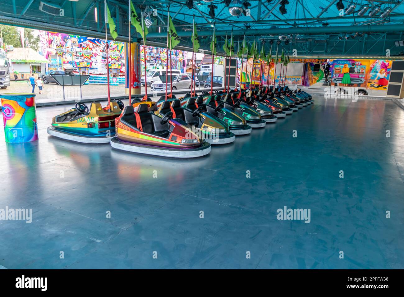 DÃ¼sseldorf, NRW, Allemagne - 07 14 2022 : voitures tamponneuses et voitures dodgem attendent les conducteurs sur le parc d'attractions Dusseldorfer Rheinkirmes comme grande foire paroissiale et kermis en Allemagne pour les voitures de plaisir et d'action Banque D'Images