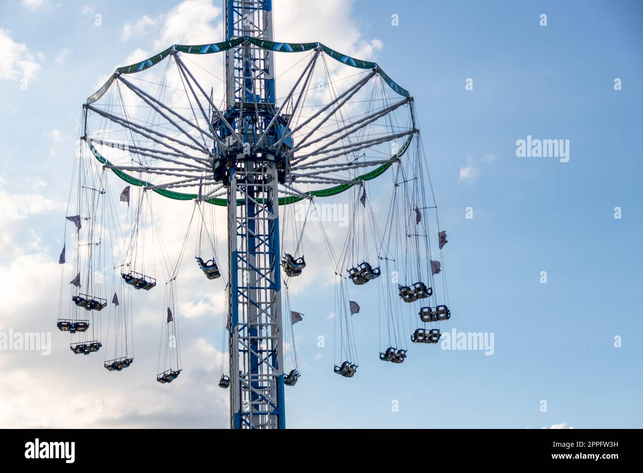 DÃ¼sseldorf, NRW, Allemagne - 07 14 2022 : Tour de chute libre Bayern Tower attendant les invités sur le parc d'attractions Dusseldorfer Rheinkirmes comme grande foire paroissiale et kermis en Allemagne pour un coup de pied d'adrénaline amusant Banque D'Images