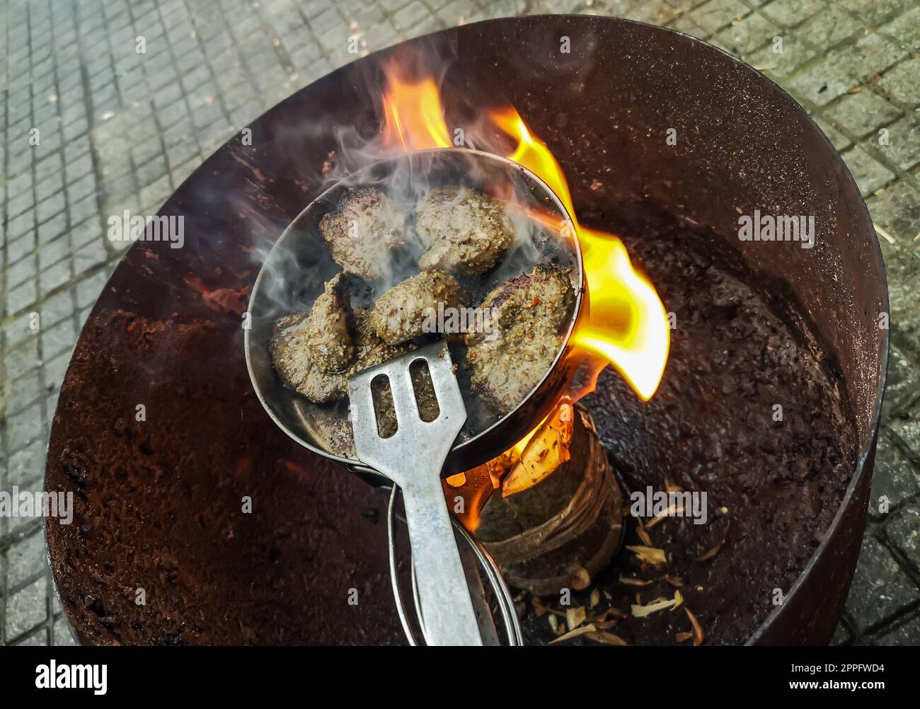 savoureux morceaux de viande grillés sur feu ouvert Banque D'Images