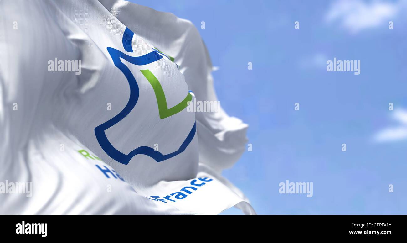 Le drapeau de la région des hauts de France agitant dans le vent par temps clair Banque D'Images