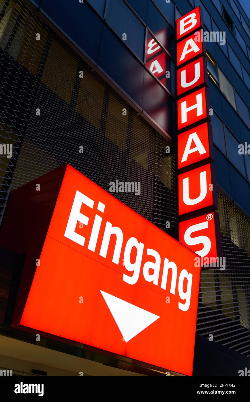 Publicité éclairée de la chaîne de bricolage Bauhaus AG sur la façade du magasin de bricolage dans le centre de Berlin Banque D'Images