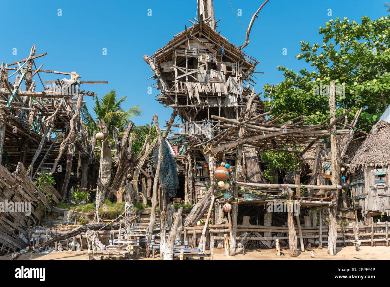 Maison dans les arbres de bois flotté dans le cadre de l'incroyable hippie Bar sur Ko Phayam Banque D'Images Maison dans les arbres de bois flotté dans le cadre de l'incroyable hippie Bar sur Ko Phayam Banque D'Images
