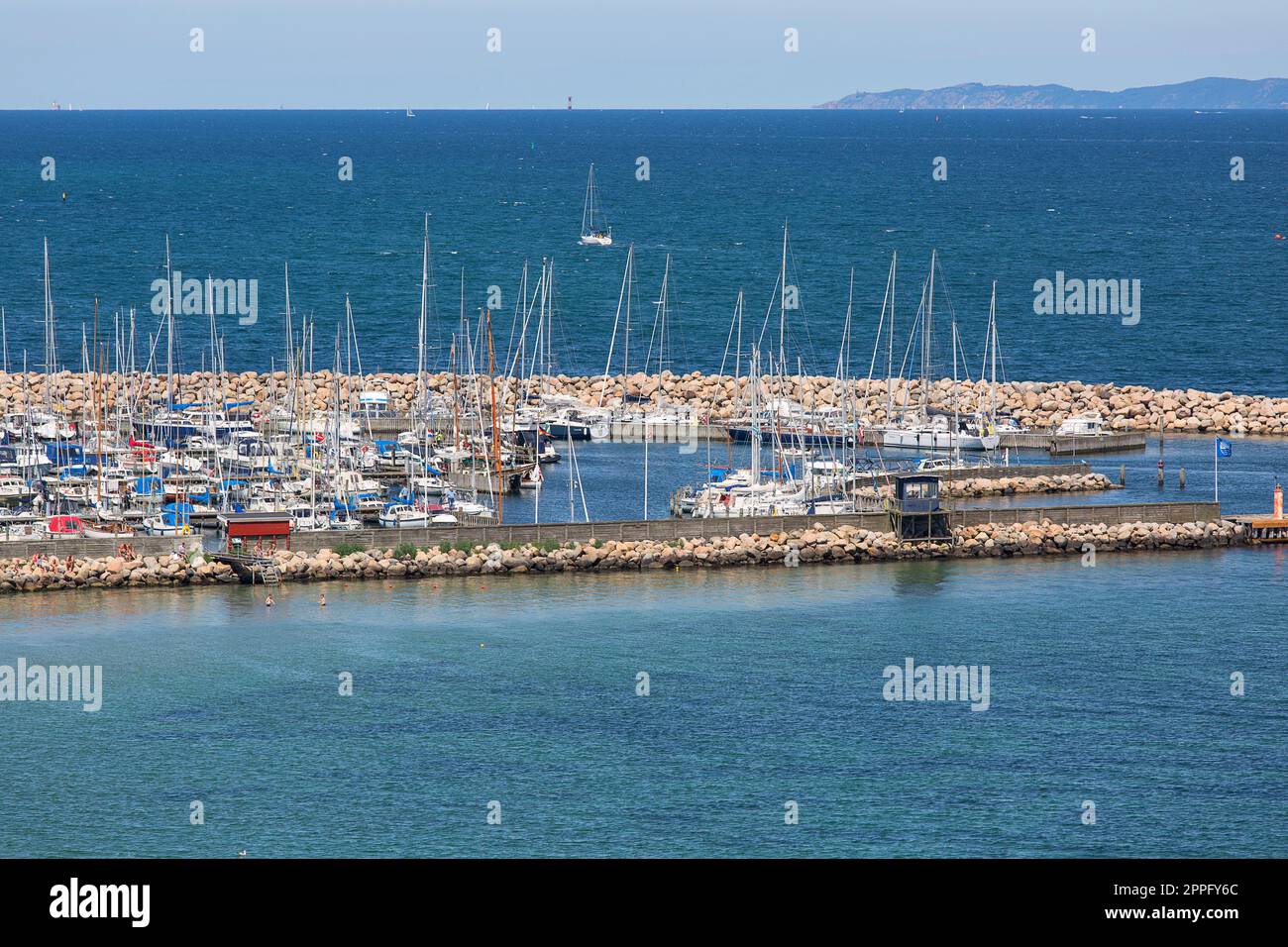 Port de plaisance sur la côte de la ville sur le détroit d'Oresund, Helsingor, Danemark Banque D'Images