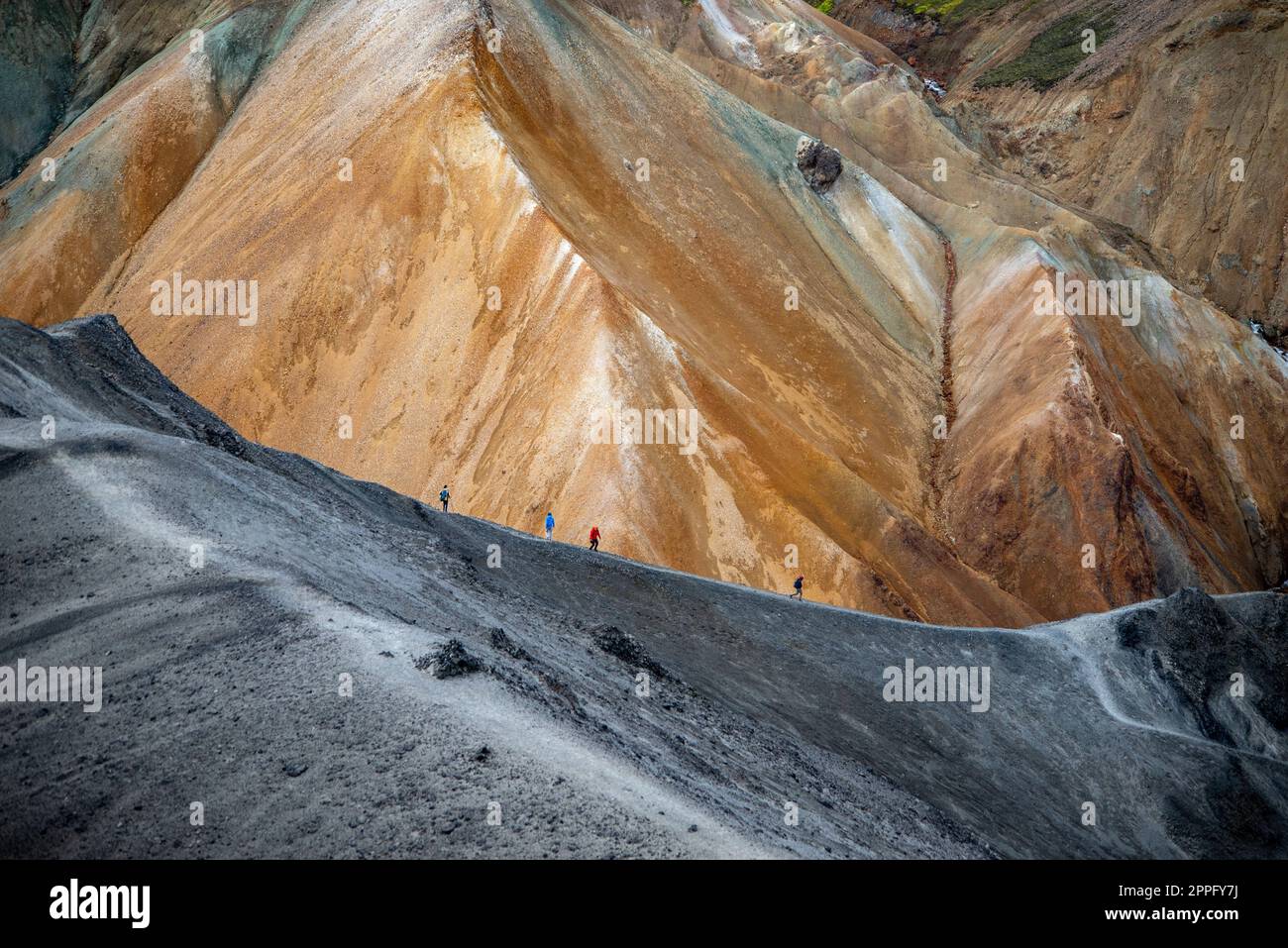 Randonneurs dans les montagnes volcaniques de Landmannalaugar Banque D'Images