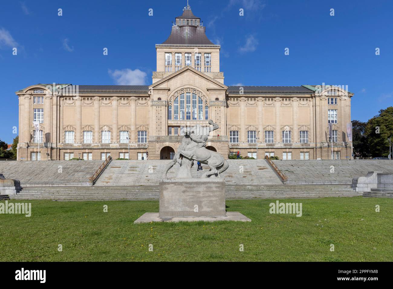 Musée national de Szczecin situé sur le quai de Chrobry et la sculpture Hercule combattant un centaure, Szczecin, Pologne Banque D'Images