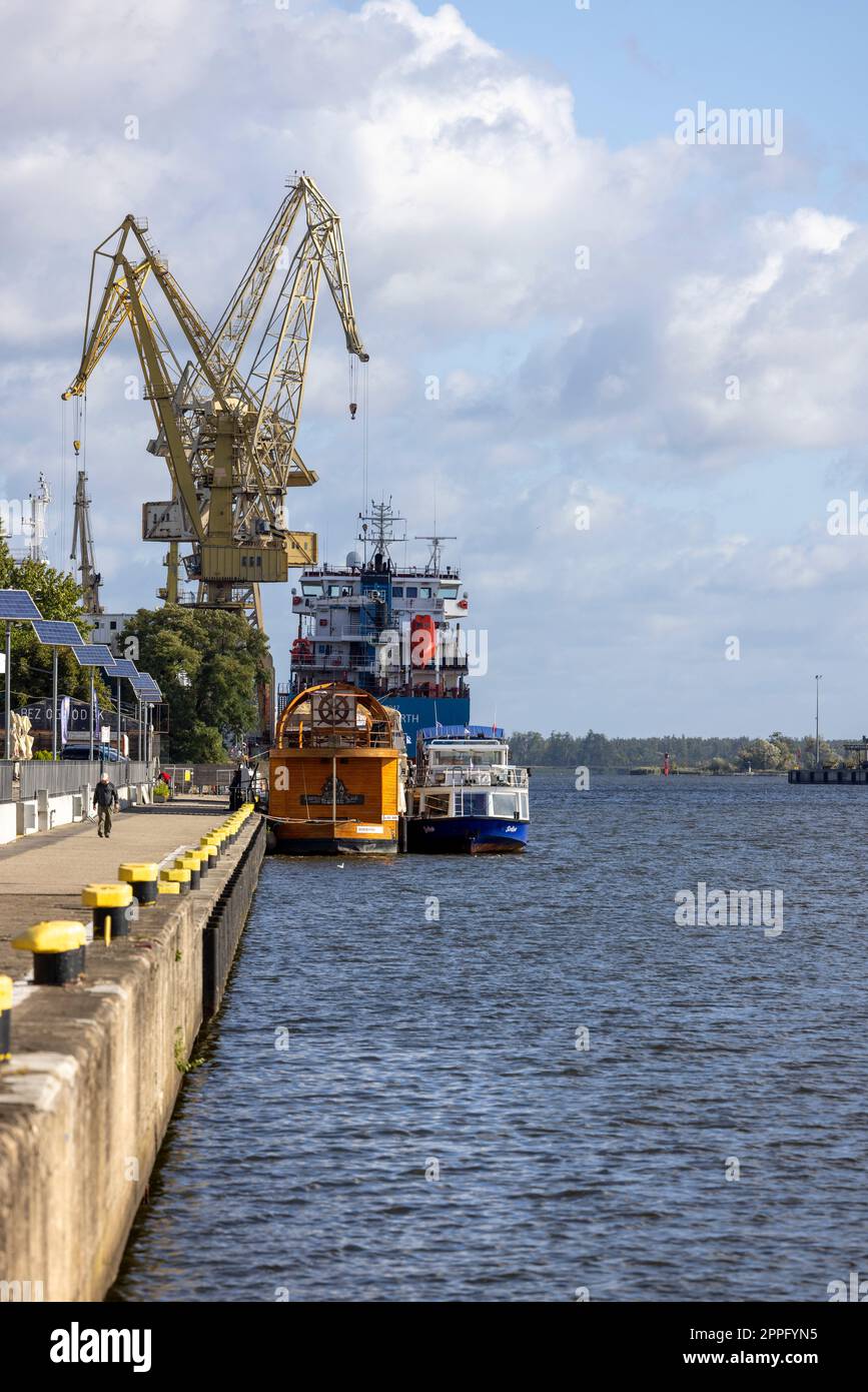 Itinéraire à pied, boulevard Chrobrego sur la rivière Odra, vue sur le port de Szczecin et le chantier naval de Szczecin, Szczecin, Pologne Banque D'Images