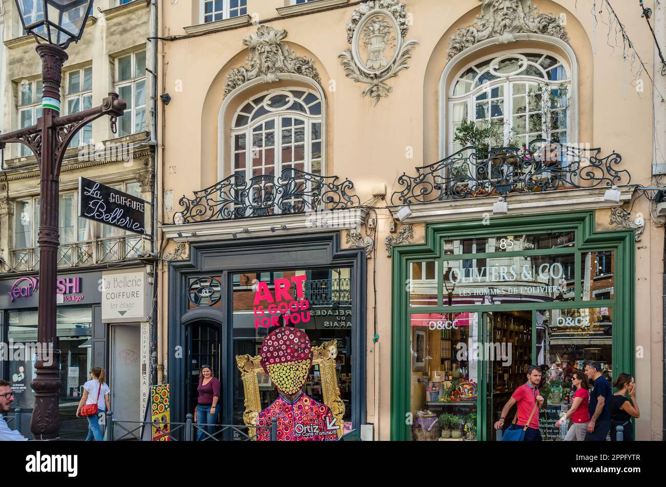 LILLE, FRANCE - 17 AOÛT 2013 : façades de boutiques de la vieille ville historique de Lille, dans le nord de la France Banque D'Images
