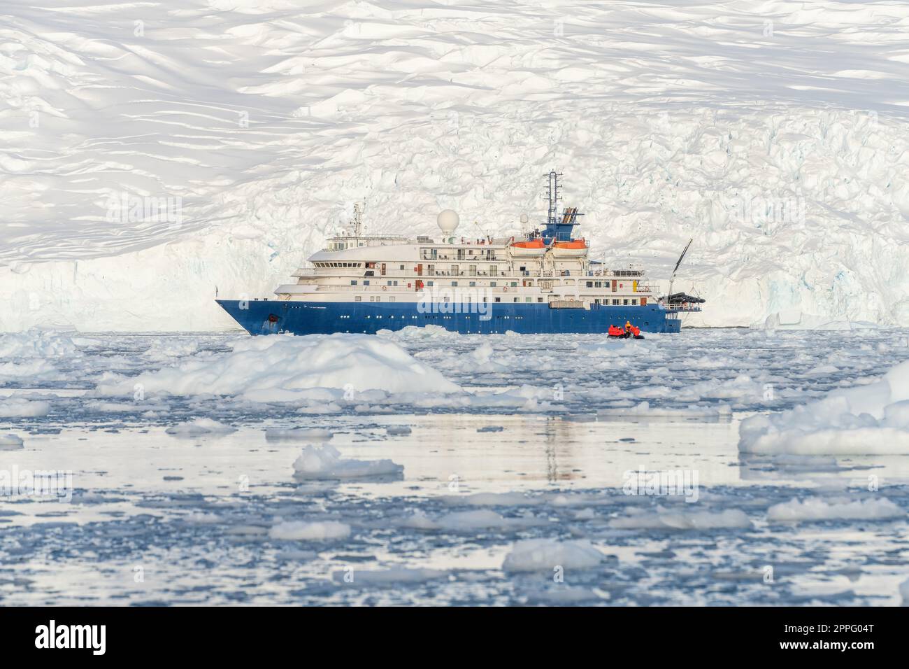 Navire d'expédition devant le paysage de l'iceberg antarctique à Cierva Cove sur le côté ouest de la péninsule antarctique Banque D'Images