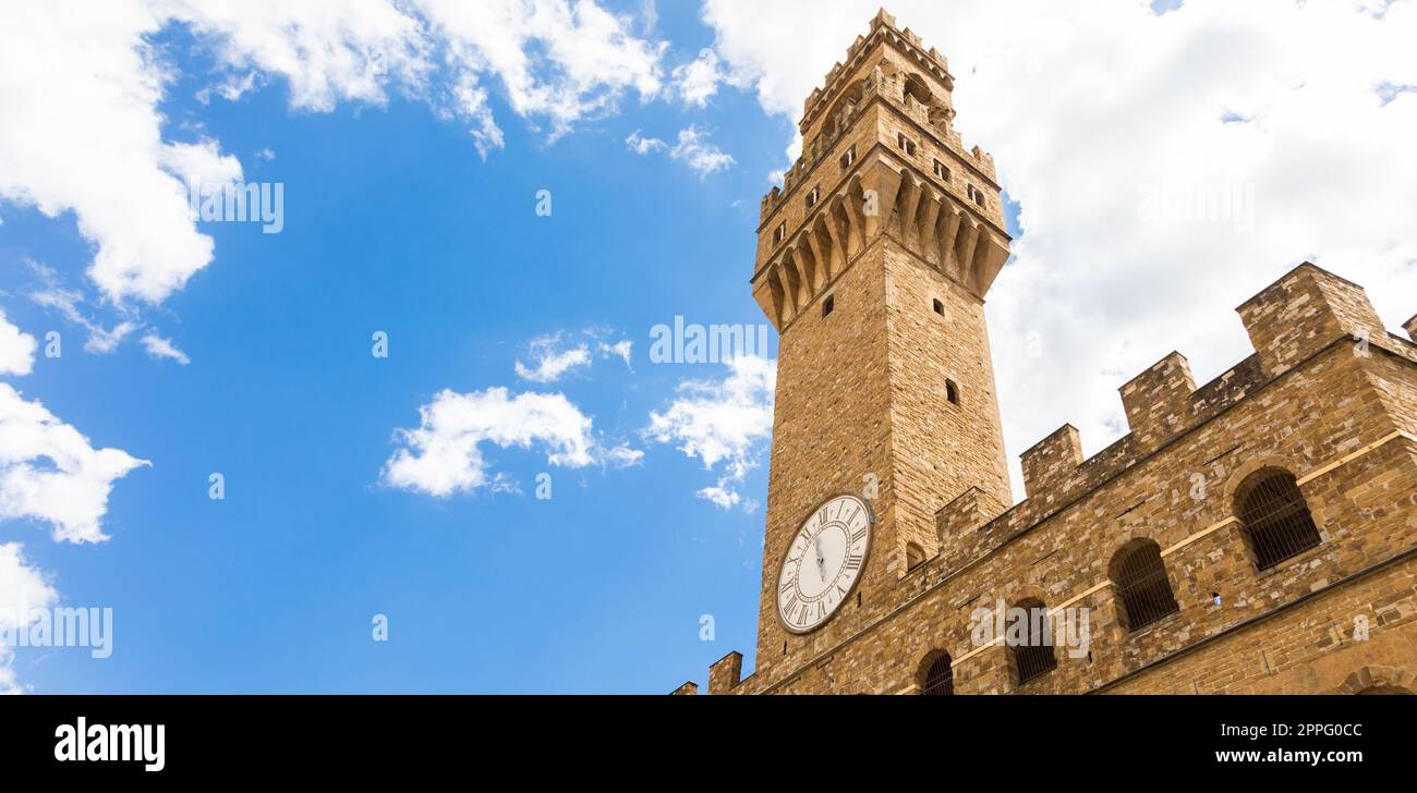 Florence, Italie. La tour du Vieux Palais - appelée Palazzo Vecchio - avec un ciel bleu. Copier l'espace, personne. Banque D'Images