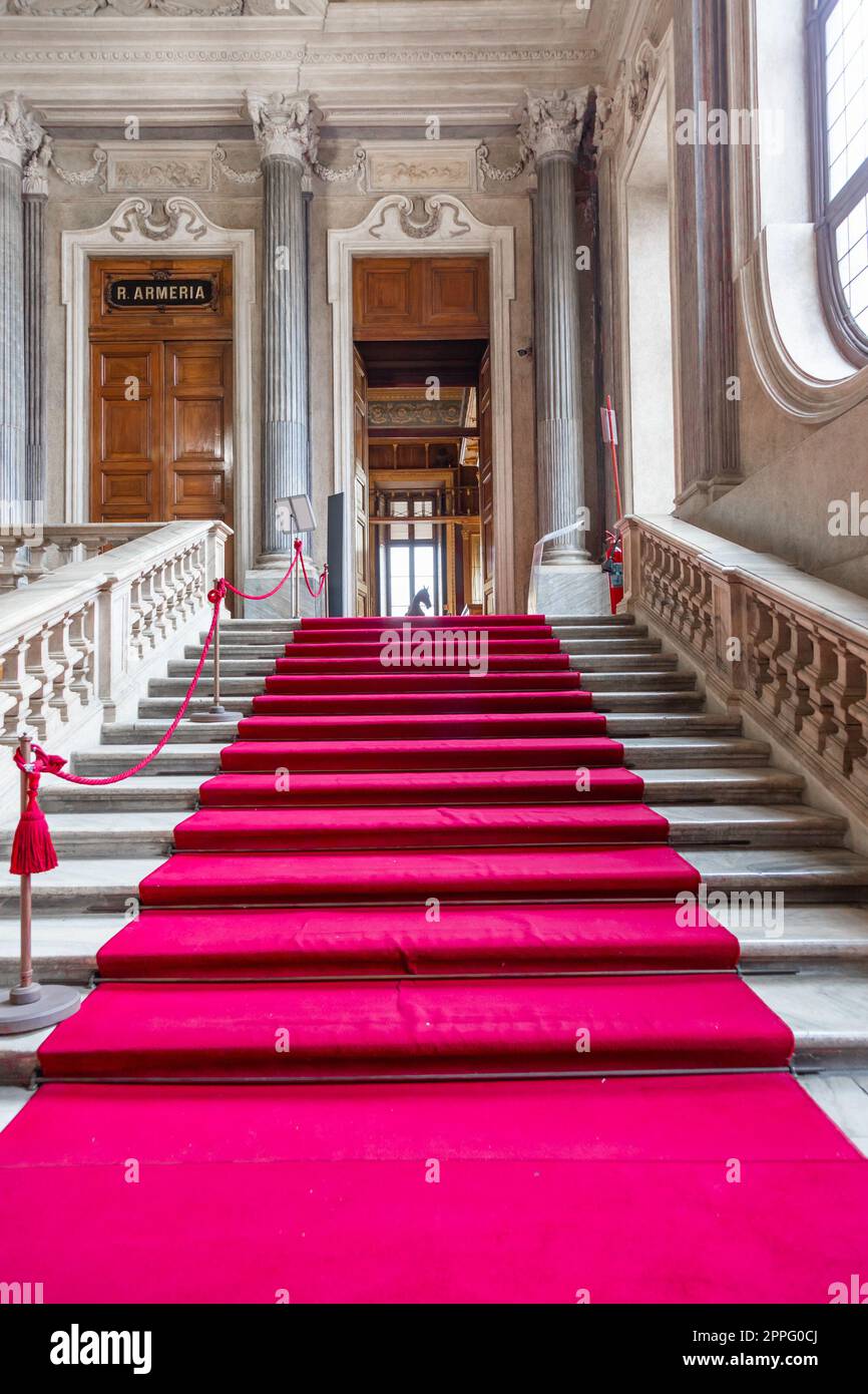 Turin, Italie - Circa janvier 2022: Tapis rouge au Palais Royal - escalier de luxe élégant en marbre. Banque D'Images