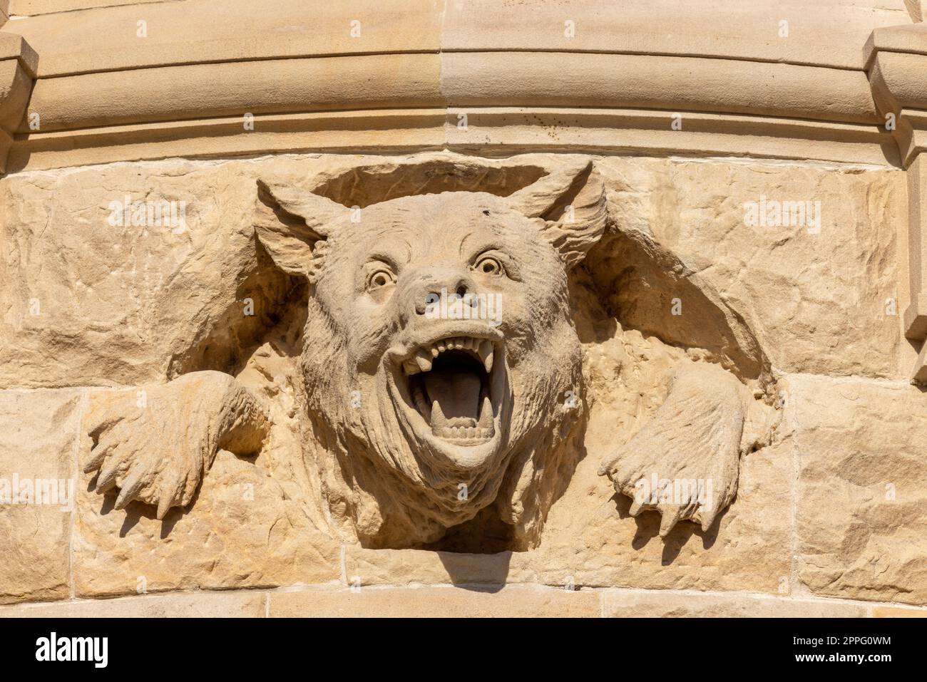 Château de Moszna du 17e siècle, château historique et résidence, sculpture en pierre d'ours sur façade, Moszna, Opole, Pologne Banque D'Images