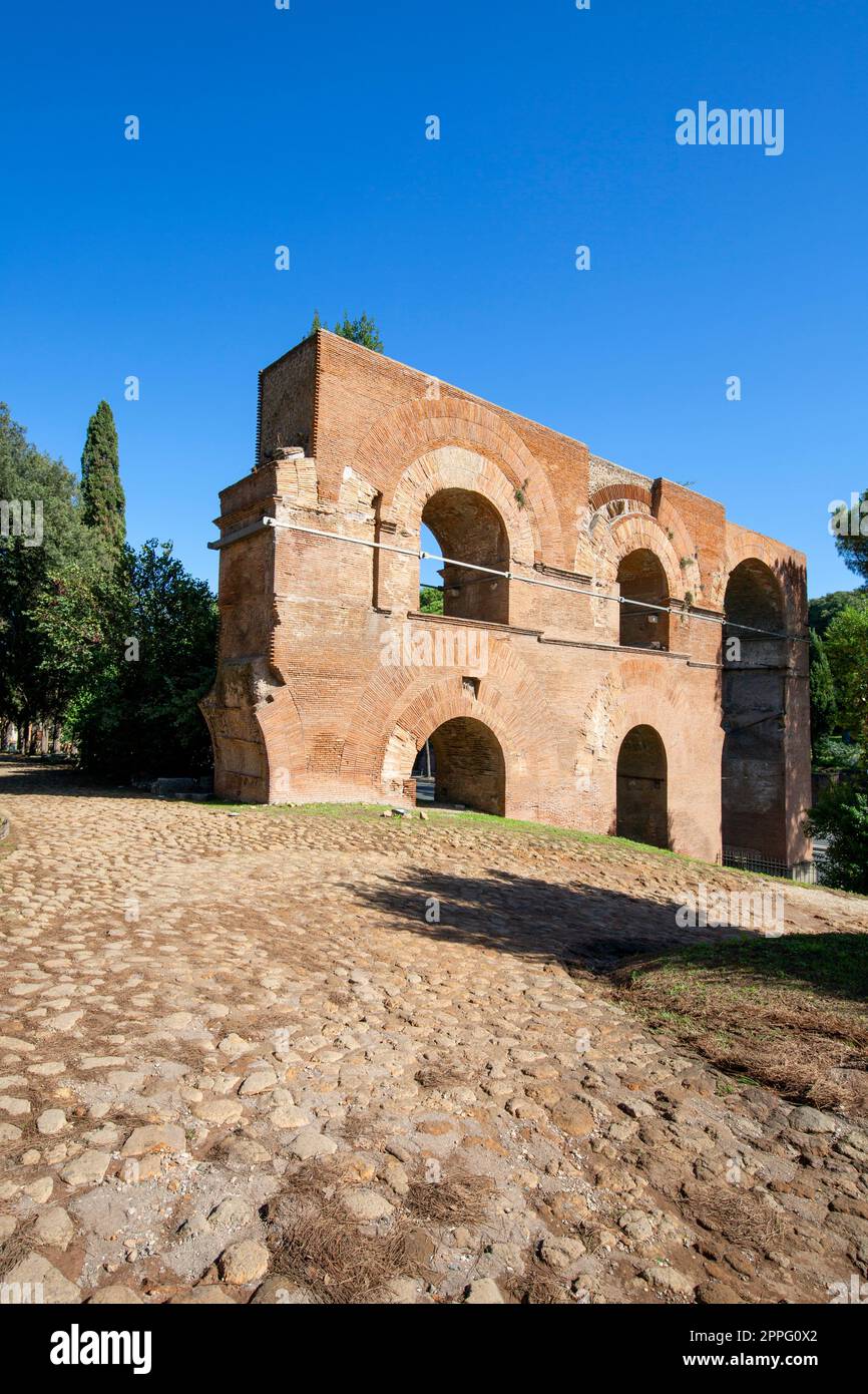 Colline du Palatin, vue sur les ruines de plusieurs bâtiments anciens importants, Rome, Italie Banque D'Images