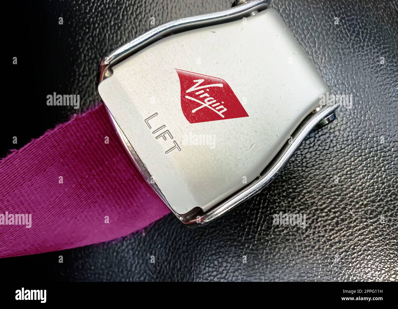 Détail de la boucle de la ceinture de sécurité avec le logo de Virgin Atlantic sur un siège vide Banque D'Images